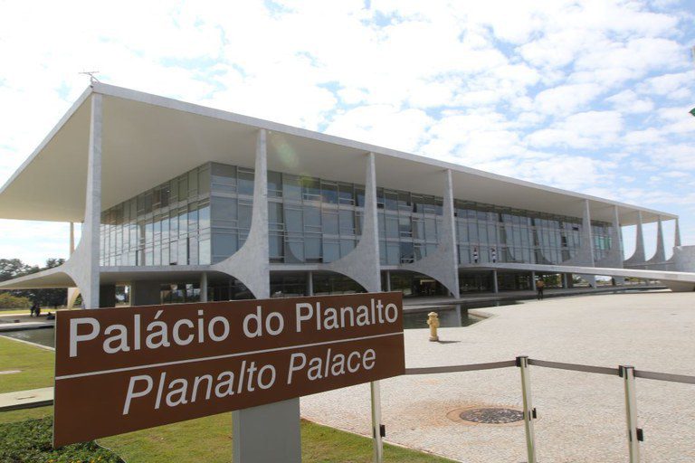 Palácio do Planalto será iluminado de vermelho em memória à população em situação de rua Palácio do Planalto será iluminado de vermelho em memória à população em situação de rua