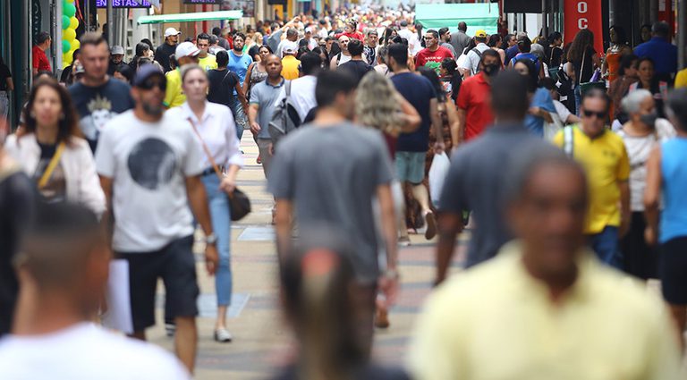Somos 213,4 milhões de habitantes no Brasil, estima IBGE Somos 213,4 milhões de habitantes no Brasil, estima IBGE
