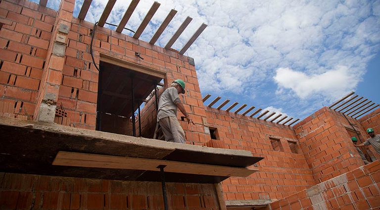 Preços em queda na construção civil e na pecuária de frangos e suínos