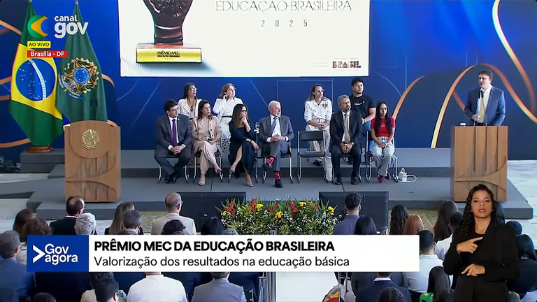 Estudantes, escolas, estados e municípios recebem o Prêmio MEC em cerimônia no Planalto Estudantes, escolas, estados e municípios recebem o Prêmio MEC em cerimônia no Planalto
