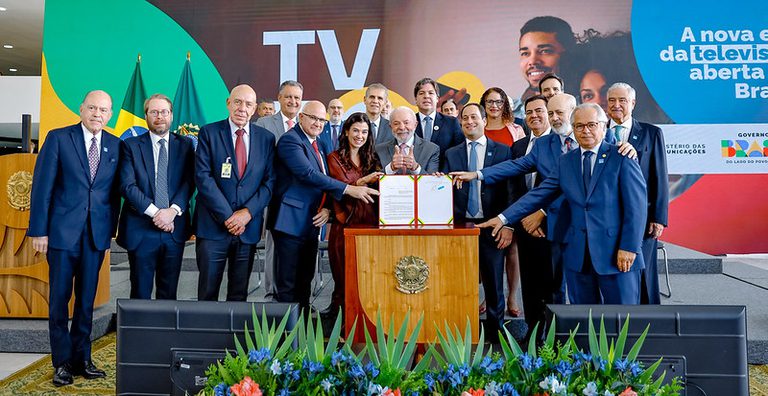 Lula assina decreto que regulamenta a TV 3.0, nova geração da televisão aberta. Assista Lula assina decreto que regulamenta a TV 3.0, nova geração da televisão aberta. Assista