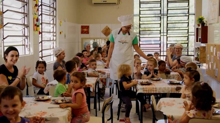 Série mostra rotina, desafios e a dedicação das merendeiras em escolas públicas Série mostra rotina, desafios e a dedicação das merendeiras em escolas públicas