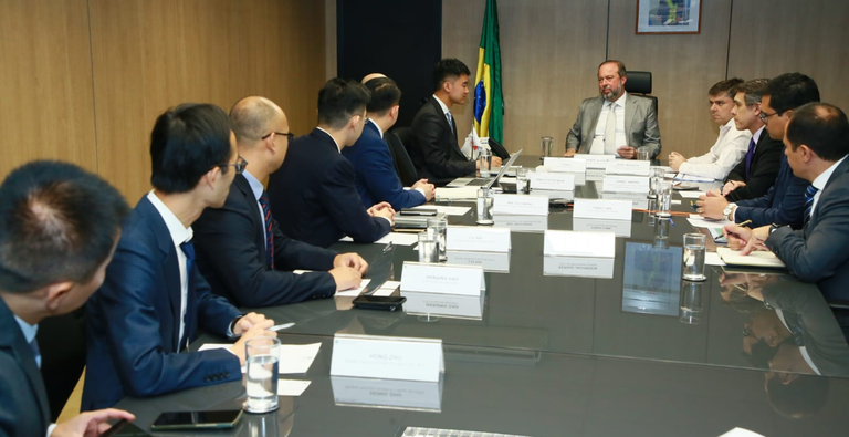 Silveira reforça parceria com chinesa CATL para expandir produção de baterias no Brasil Silveira reforça parceria com chinesa CATL para expandir produção de baterias no Brasil