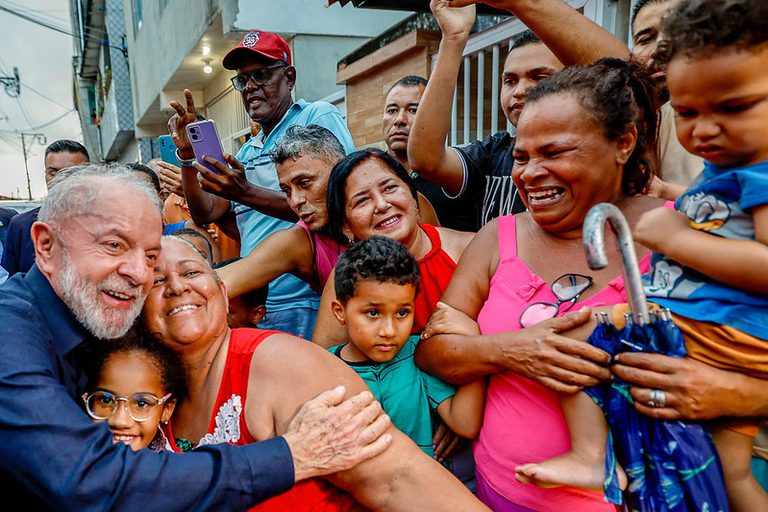 'Vocês são os donos verdadeiros dessa terra', diz Lula a moradores de Brasília Teimosa 'Vocês são os donos verdadeiros dessa terra', diz Lula a moradores de Brasília Teimosa
