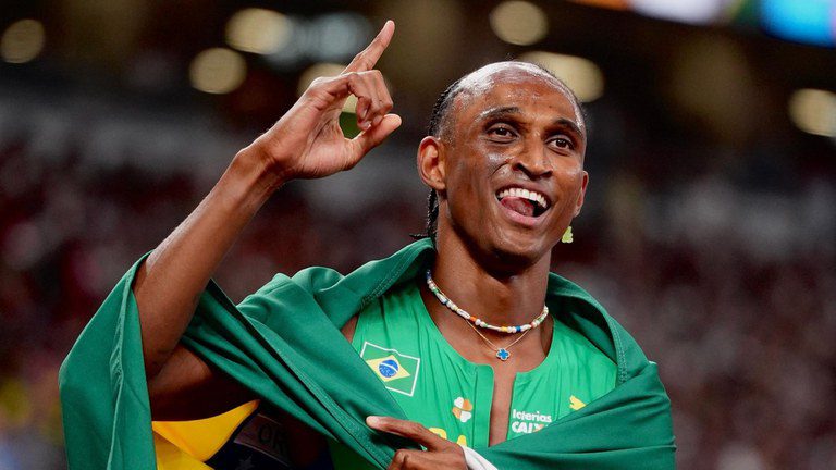 Alison dos Santos conquista a prata nos 400 metros com barreiras do Mundial de Tóquio