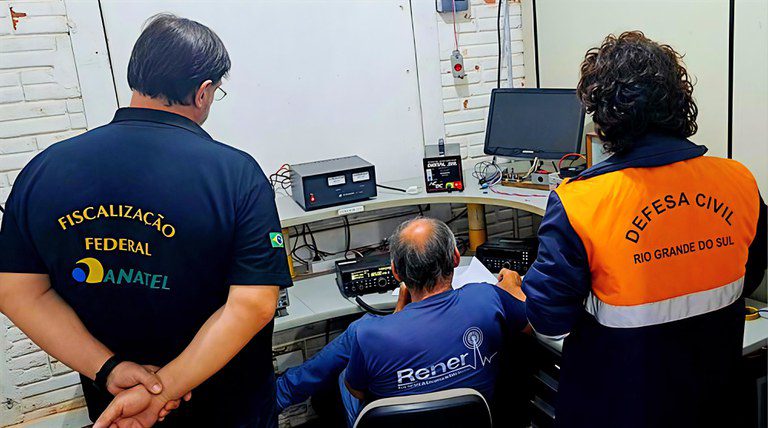 Anatel e radioamadores criam rede de comunicação para emergências climáticas no RS