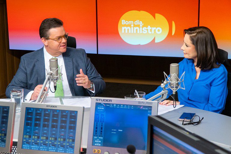 Chegada de novos peritos deve reduzir filas do INSS, afirma ministro