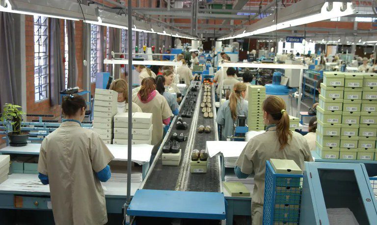 Comitê adia pagamento do Simples Nacional para empresas afetadas por tarifaço Comitê adia pagamento do Simples Nacional para empresas afetadas por tarifaço