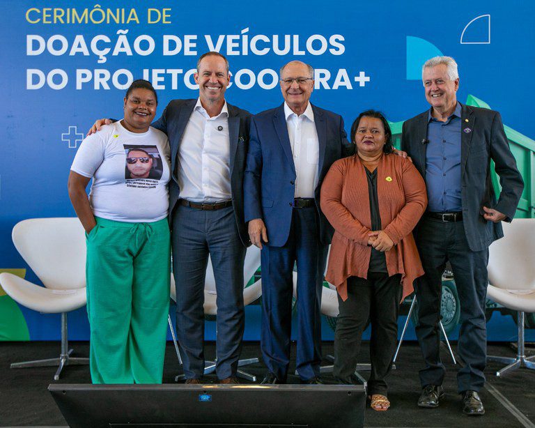 Cooperativas de reciclagem no DF recebem 10 caminhões do Governo Federal