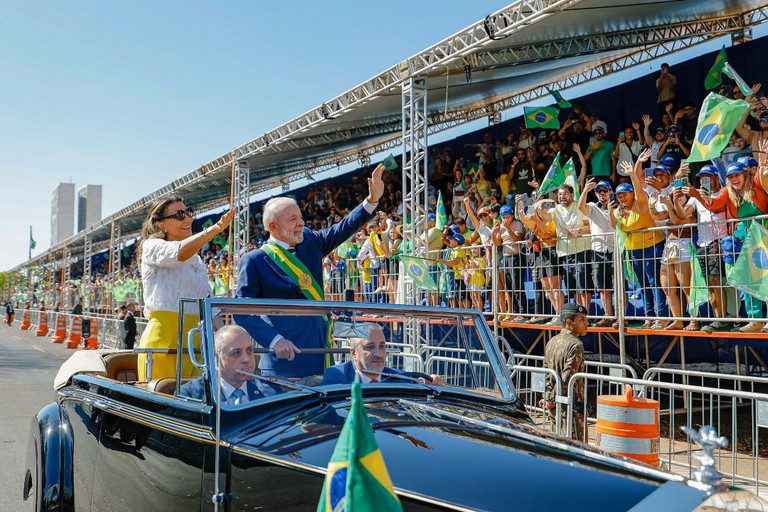 Desfile de 7 de Setembro realça soberania e atrai famílias para celebrar a independência