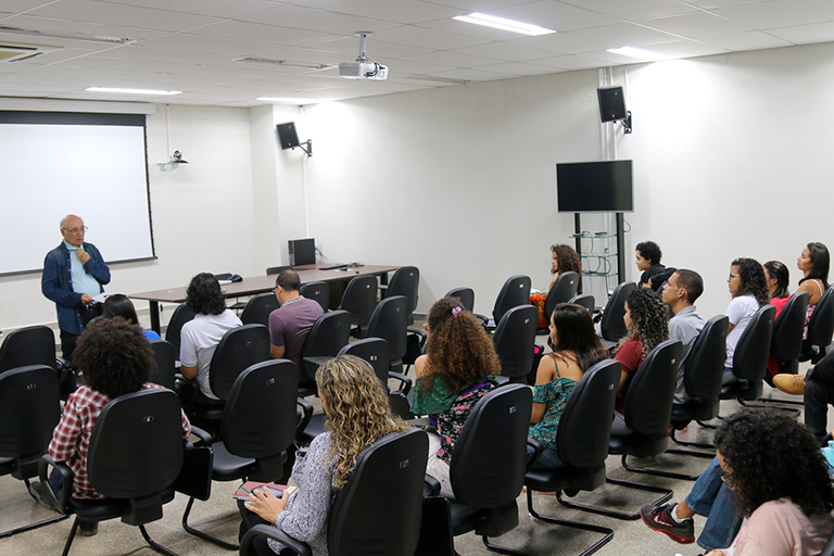 Educação e Capes ofertam 7,8 mil vagas de pós para professores da rede pública