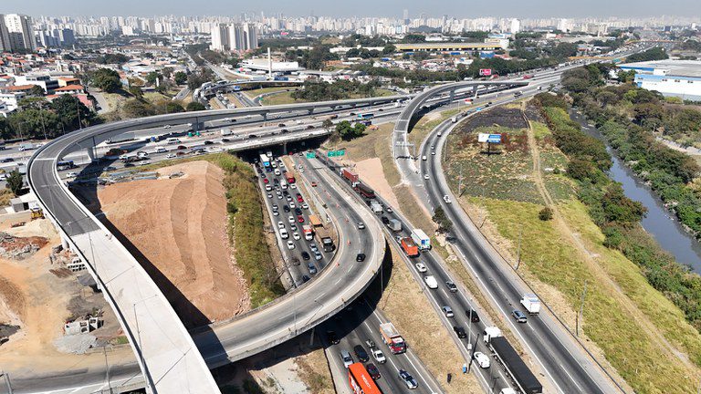 Anunciado leilão da Fernão Dias para 11 de dezembro; projeto prevê mais de R$ 15 bilhões em investimentos Anunciado leilão da Fernão Dias para 11 de dezembro; projeto prevê mais de R$ 15 bilhões em investimentos