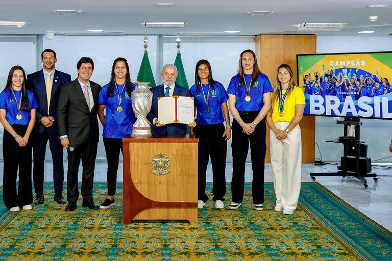 Lula envia ao Congresso projeto para desenvolver futebol feminino