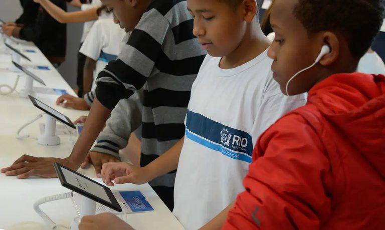 Escolas Conectadas completa dois anos e MEC lança painel de monitoramento