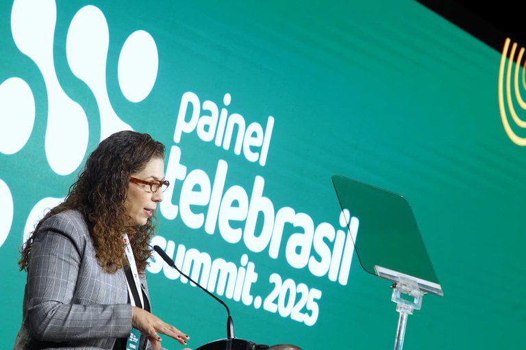 Esther Dweck afirma que o Brasil investirá R$ 23 bilhões em inteligência artificial Esther Dweck afirma que o Brasil investirá R$ 23 bilhões em inteligência artificial