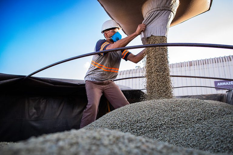 Emprego e renda continuam crescendo e desocupação é a menor desde 2012