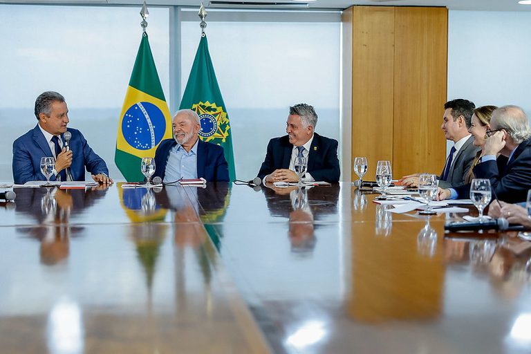 Novo PAC do Governo do Brasil entrega ônibus menos poluentes em quatro estados