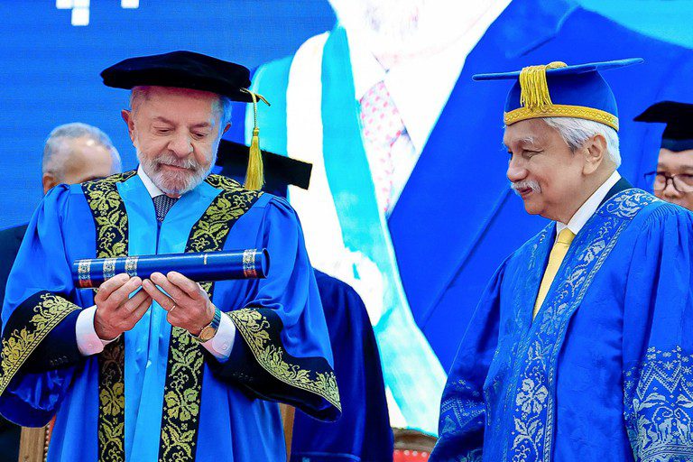 'Esse diploma é de 215 milhões de brasileiros' diz Lula ao receber titulo de Doutor Honoris Causa na Malásia 'Esse diploma é de 215 milhões de brasileiros' diz Lula ao receber titulo de Doutor Honoris Causa na Malásia