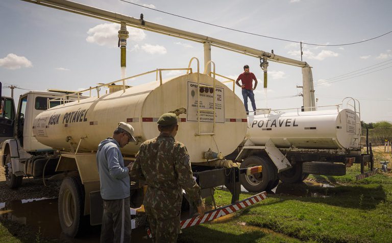 Abastecimento pela Operação Carro-Pipa muda realidade da população do Semiárido Abastecimento pela Operação Carro-Pipa muda realidade da população do Semiárido