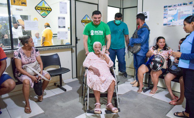 Assentada de 106 anos tira nova identidade em mutirão de documentação em Caroebe (RR) Assentada de 106 anos tira nova identidade em mutirão de documentação em Caroebe (RR)