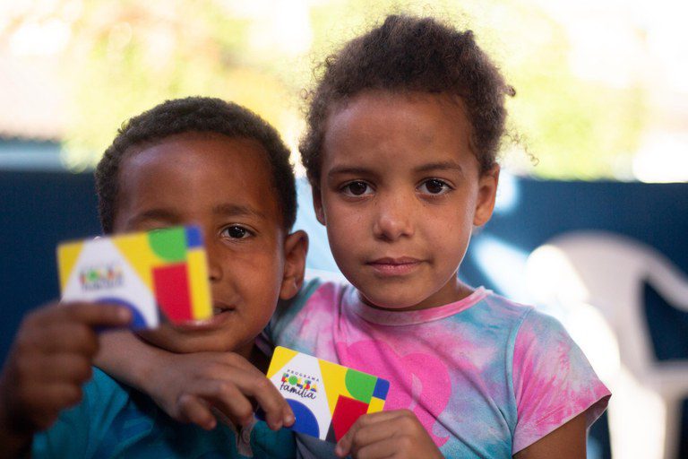 Bolsa Família de outubro beneficia 18,91 milhões de famílias. Repasses começam hoje Bolsa Família de outubro beneficia 18,91 milhões de famílias. Repasses começam hoje
