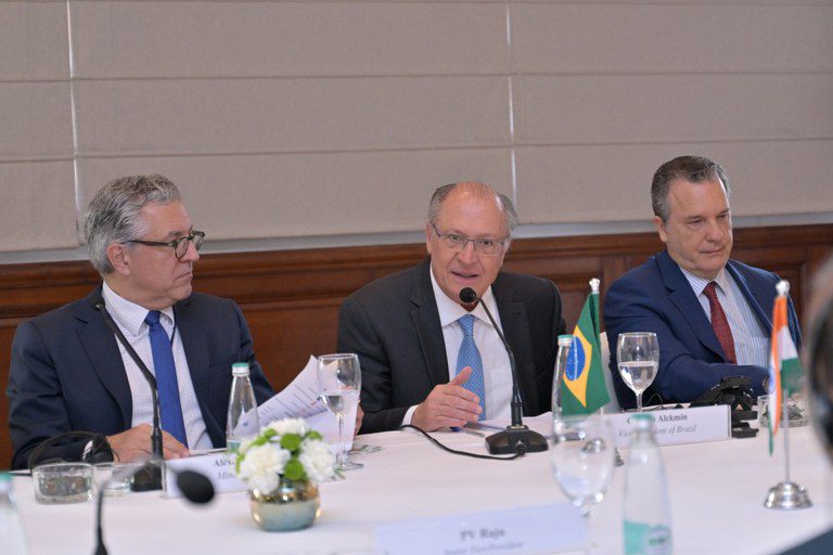 Brasil e Índia firmam acordo para fortalecer produção de vacinas Brasil e Índia firmam acordo para fortalecer produção de vacinas
