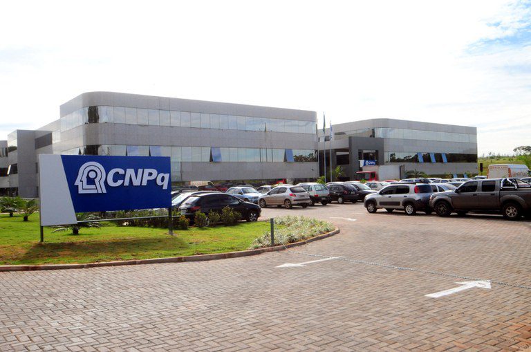 CNPq lança chamada com previsão de R$ 600 milhões em investimento e 5.800 bolsas CNPq lança chamada com previsão de R$ 600 milhões em investimento e 5.800 bolsas