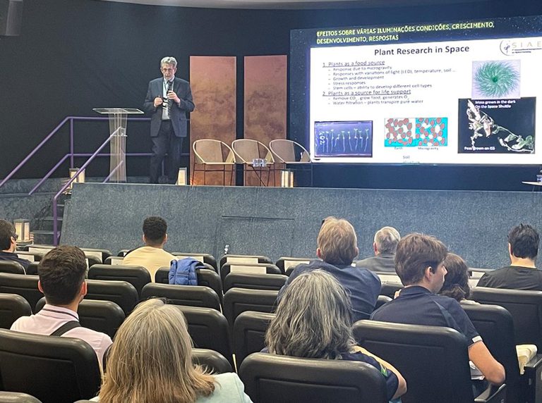 Engenheiro da Nasa diz que produção de alimentos no espaço é chance para o Brasil Engenheiro da Nasa diz que produção de alimentos no espaço é chance para o Brasil