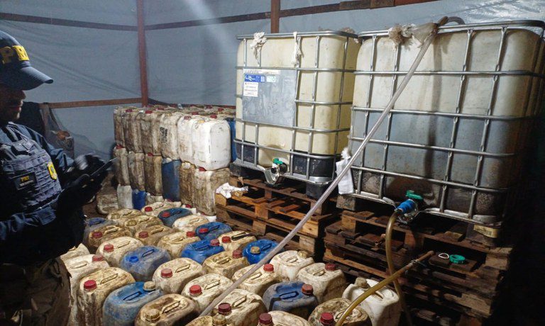 Operação apreende diesel e alimentos em ação contra garimpo em Roraima Operação apreende diesel e alimentos em ação contra garimpo em Roraima