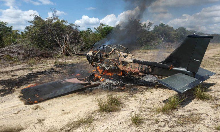 Governo Federal destrói aeronave usada pelo garimpo ilegal na Terra Indígena Yanomami Governo Federal destrói aeronave usada pelo garimpo ilegal na Terra Indígena Yanomami