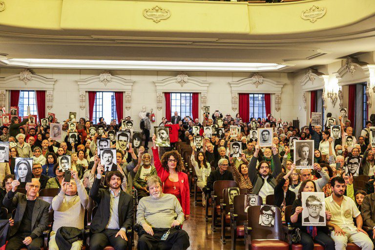 Famílias de 63 mortos e desaparecidos durante a ditadura recebem certidões de óbito retificadas