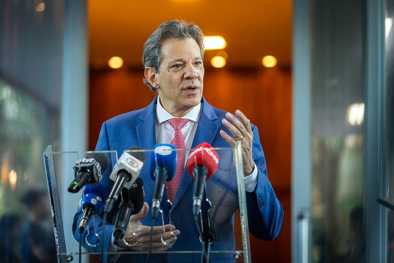 Haddad diz que vai apresentar a Lula alternativas após derrubada de MP Haddad diz que vai apresentar a Lula alternativas após derrubada de MP