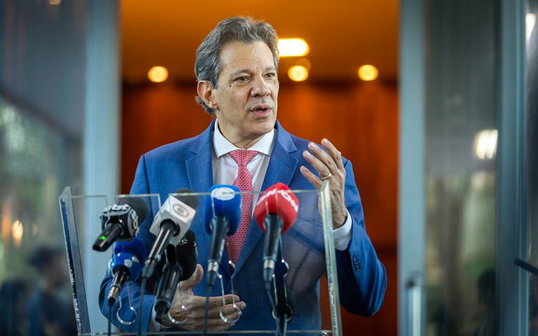 'Incluir o pobre no orçamento e o rico no imposto de renda segue como compromisso deste governo' 'Incluir o pobre no orçamento e o rico no imposto de renda segue como compromisso deste governo'