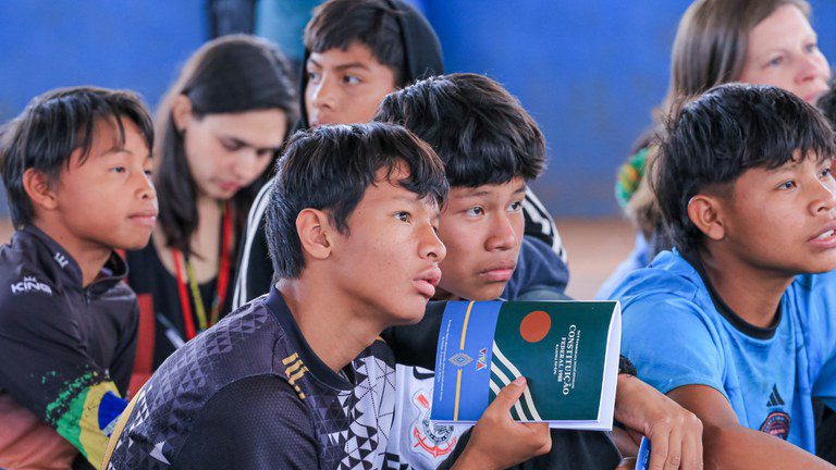 Indígenas do MS recebem Constituição traduzida para a língua Kaiowá Indígenas do MS recebem Constituição traduzida para a língua Kaiowá