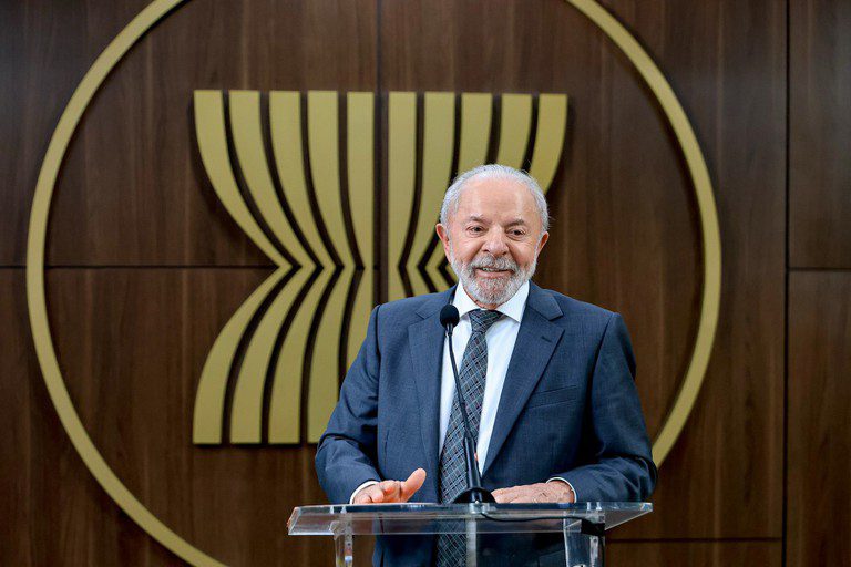 Lula diz que Brasil chega à COP 30 como exemplo de liderança na transição energética Lula diz que Brasil chega à COP 30 como exemplo de liderança na transição energética