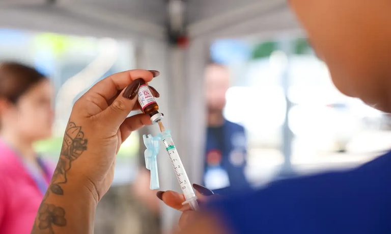 Governo reforça enfrentamento da meningite no dia mundial de combate à doença Governo reforça enfrentamento da meningite no dia mundial de combate à doença