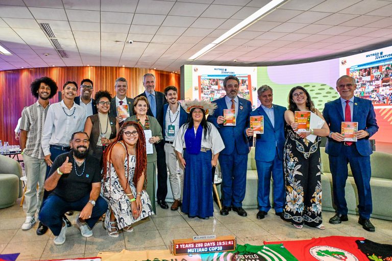 Movimentos de juventude entregam prioridades para a COP 30 à Presidência da Conferência Movimentos de juventude entregam prioridades para a COP 30 à Presidência da Conferência