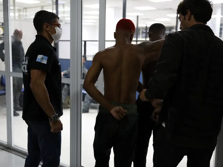 Ministério confirma que RJ solicitou transferência de presos para penitenciárias federais Ministério confirma que RJ solicitou transferência de presos para penitenciárias federais