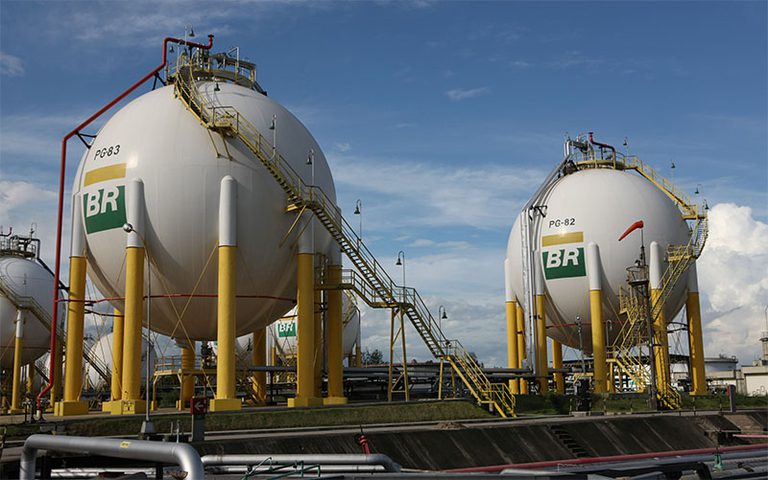 Petrobras reduz preço de gasolina em 4,9% para as distribuidoras Petrobras reduz preço de gasolina em 4,9% para as distribuidoras