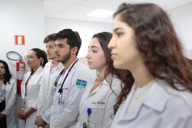 Revalida e Enamed são aplicados neste domingo Revalida e Enamed são aplicados neste domingo