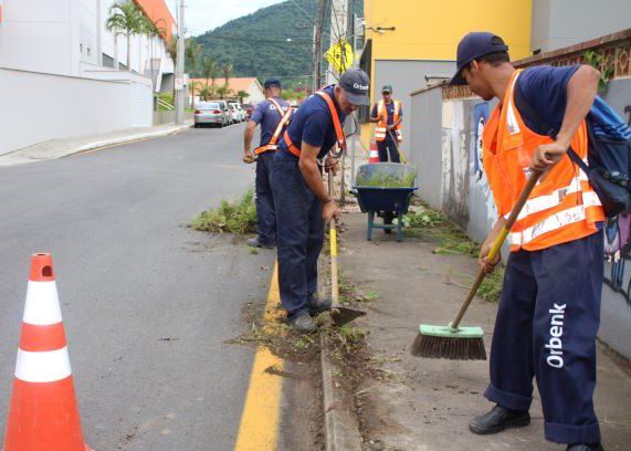 Salário mínimo rege a renda média em 81% das cidades e remunera 1/3 das pessoas Salário mínimo rege a renda média em 81% das cidades e remunera 1/3 das pessoas