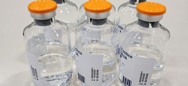 SUS recebe 11,5 mil frascos de etanol para reforçar combate a intoxicações por metanol SUS recebe 11,5 mil frascos de etanol para reforçar combate a intoxicações por metanol
