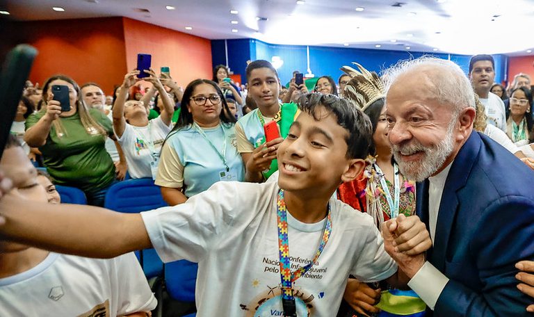 'Terra rara é aquela em que a gente nasce e pisa', diz Lula a crianças e adolescentes