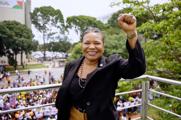'Defender nossas vidas é urgente', diz Margareth Menezes na Marcha para Mulheres Negras