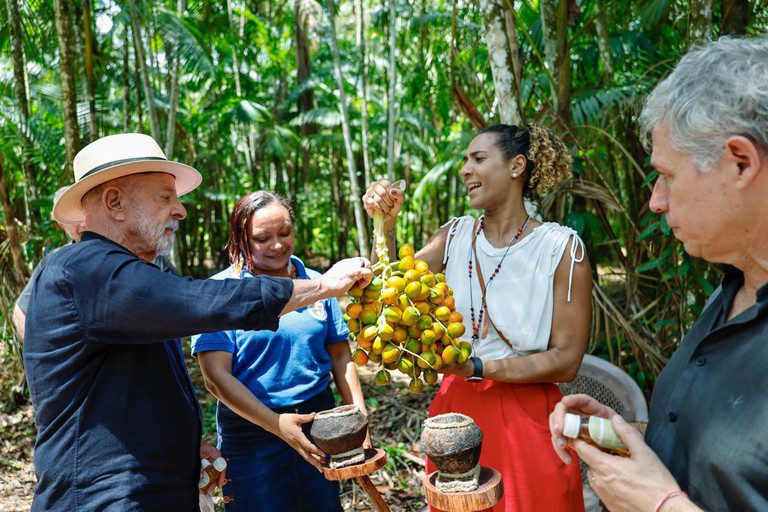 'É preciso financiar as pessoas que moram na floresta', diz Lula no Assentamento Agroextrativista Ilha Grande