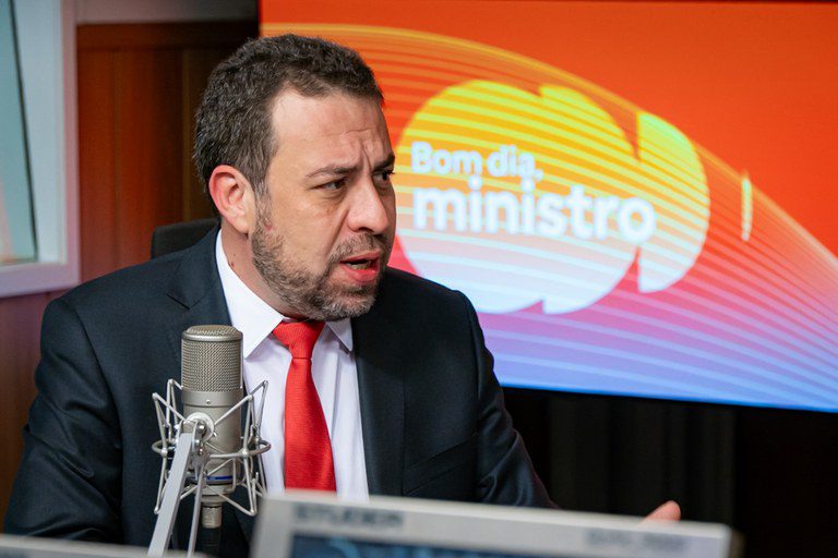 Boulos sobre isenção do IR: 'É um marco histórico. Povo no Orçamento e rico no Imposto de Renda'