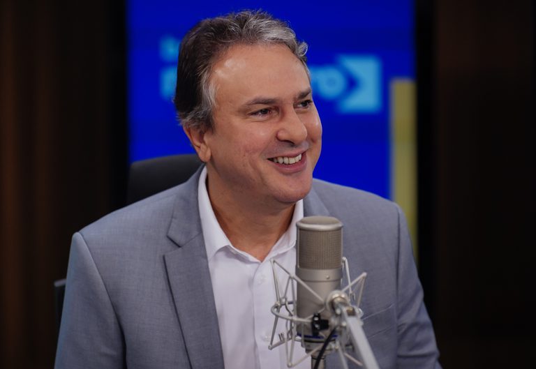 Em rede nacional, ministro Camilo Santana orienta estudantes para o Enem 2025