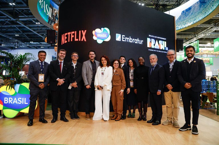 Embratur e Netflix lançam guia de turismo audiovisual em Londres para promover o Brasil com séries e filmes