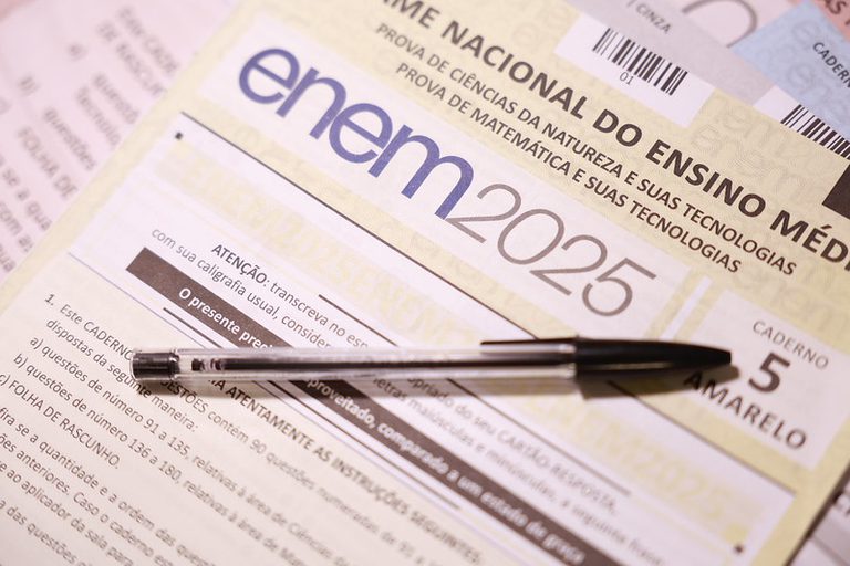 Enem 2025 teve participação de 70% dos inscritos. Gabaritos do 2° dia serão divulgados no dia 20