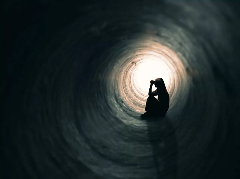 Estudo da Fiocruz avalia como um suicídio afeta a vida de quem morava junto